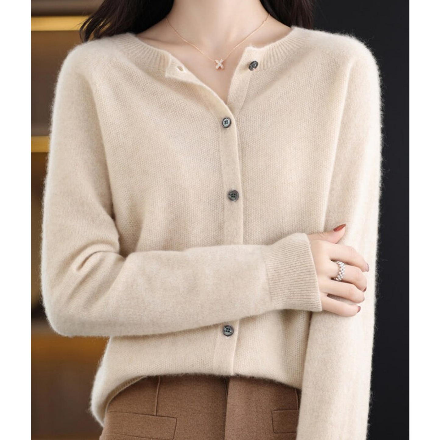 Cardigan girocollo in pura lana merino da donna