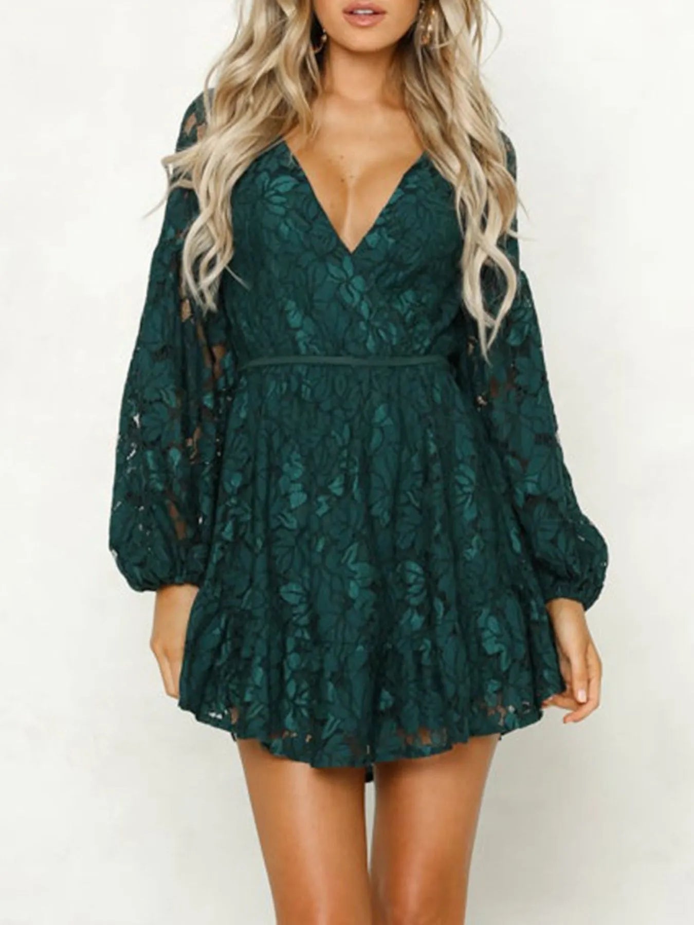 Patrice - Mini abito chic in pizzo con scollo a V profondo e maniche lunghe