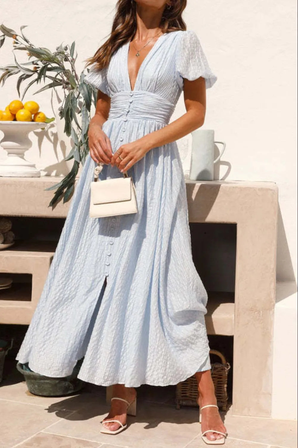 Clarissa - Elegante abito midi con scollo a V profondo e maniche corte a sbuffo