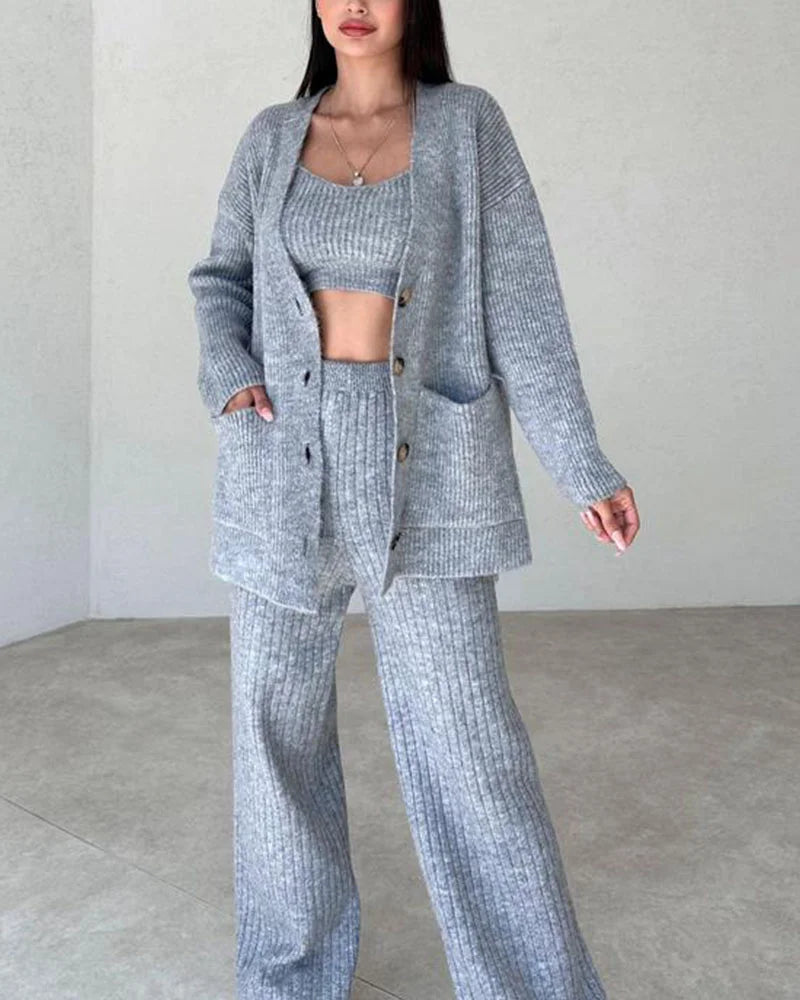 Chloe - Completo chic a tre pezzi con crop top smanicato, cardigan e pantaloni abbinati