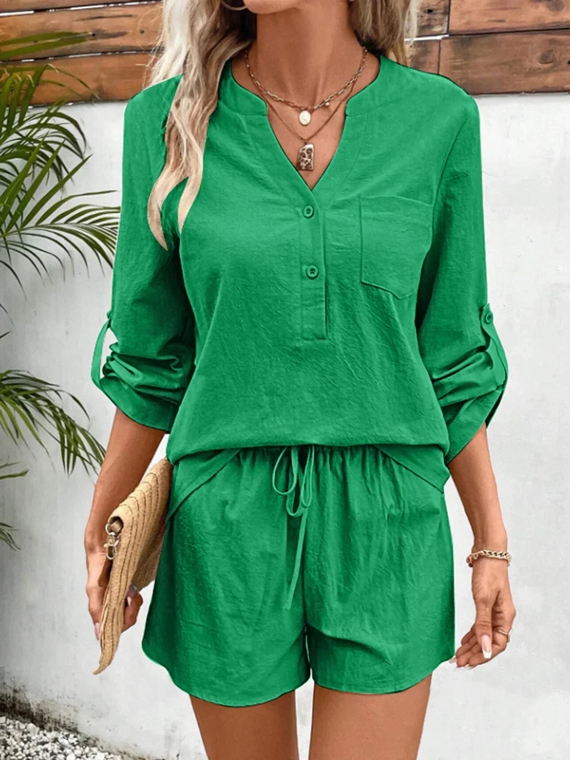 Flora - Elegante completo con top a maniche lunghe con scollo a V e pantaloncini