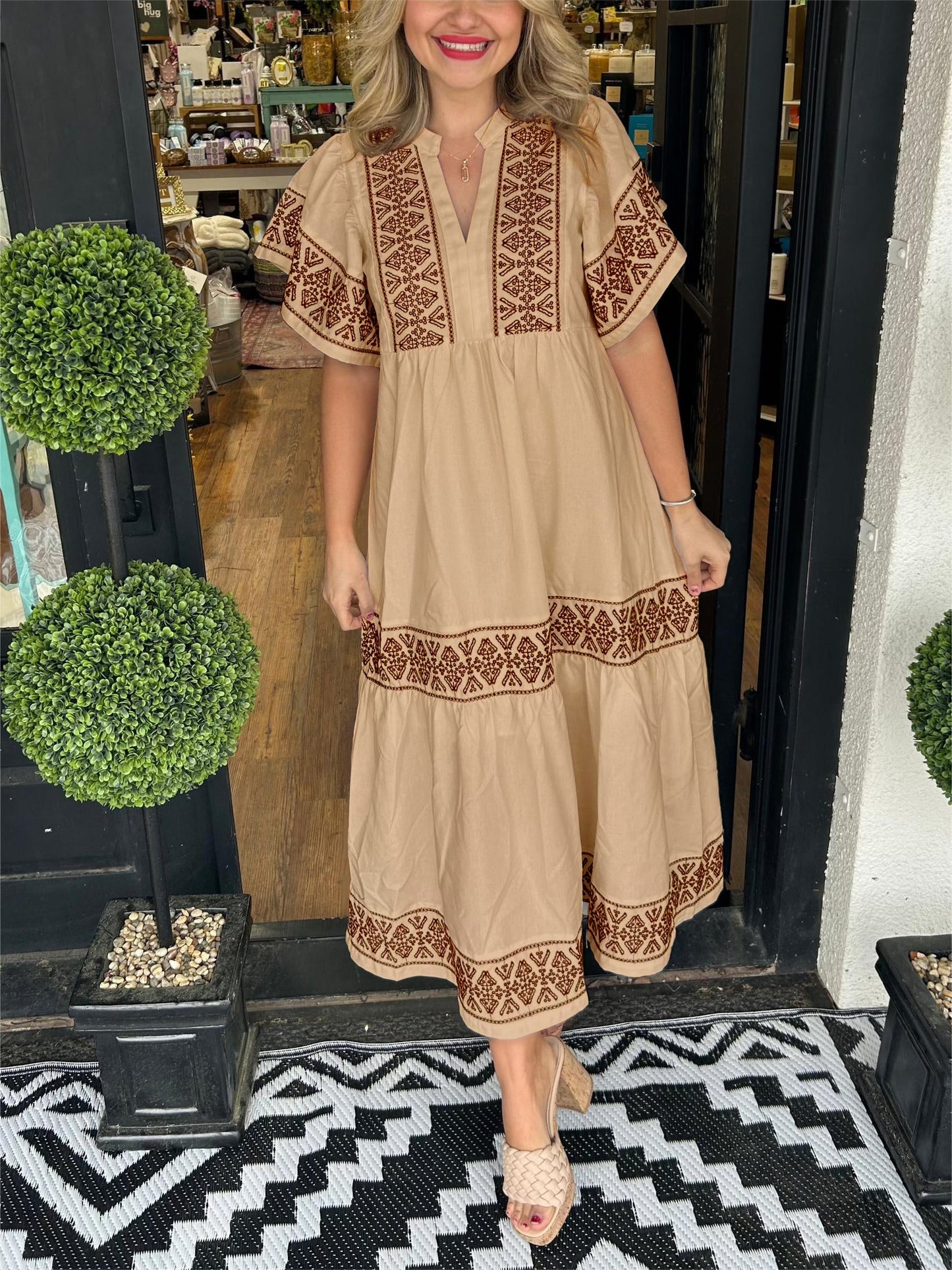 Elora - Elegante abito ampio con maniche corte a sbuffo