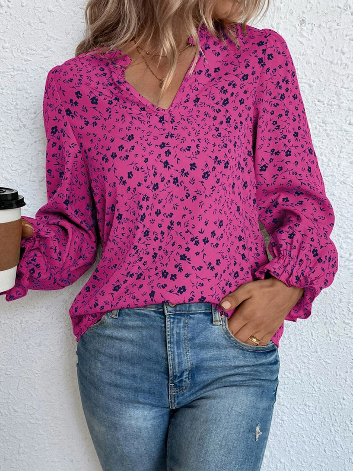Valeria - Elegante blusa floreale a maniche lunghe con volant e scollo a V