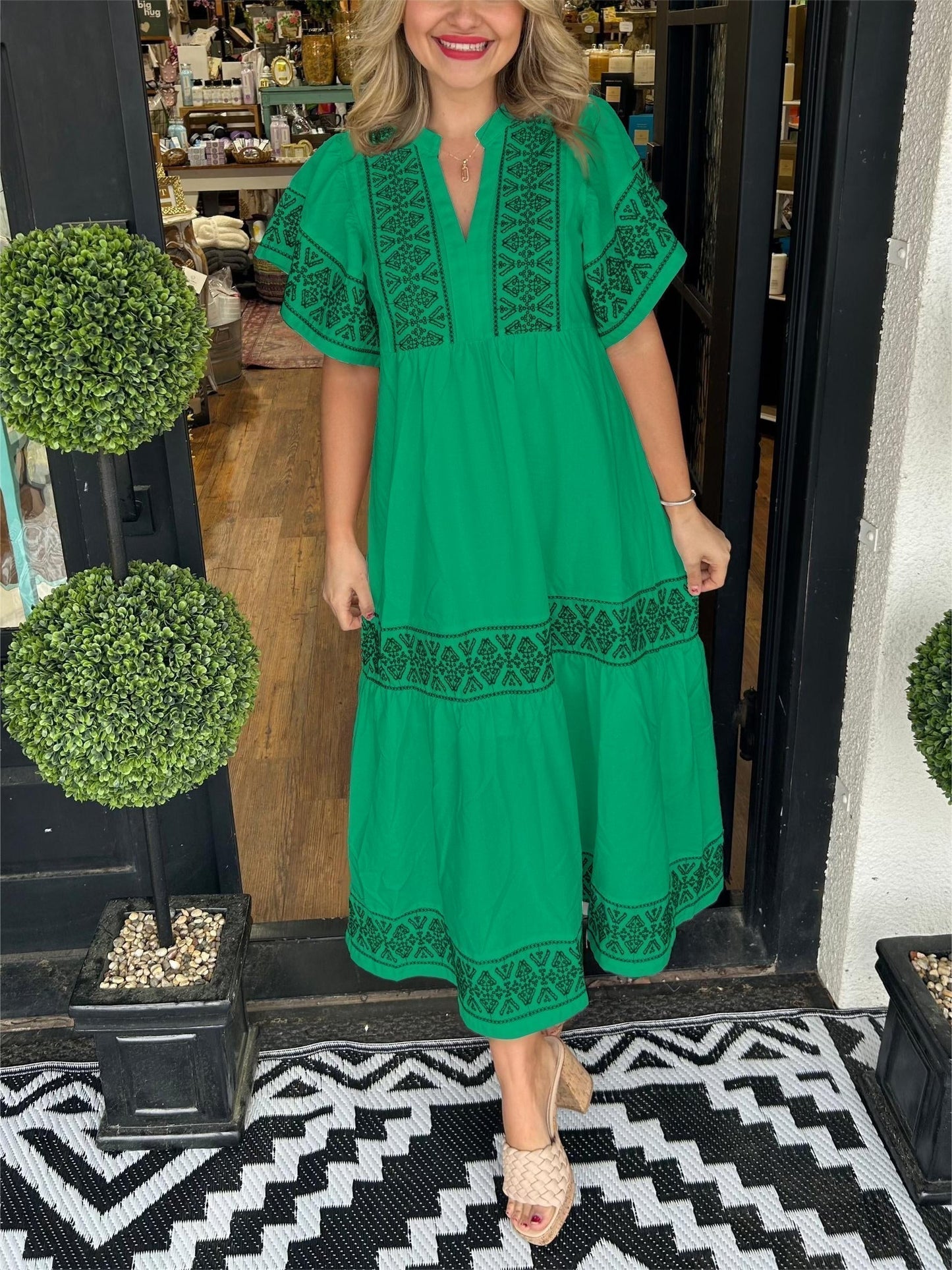 Elora - Elegante abito ampio con maniche corte a sbuffo