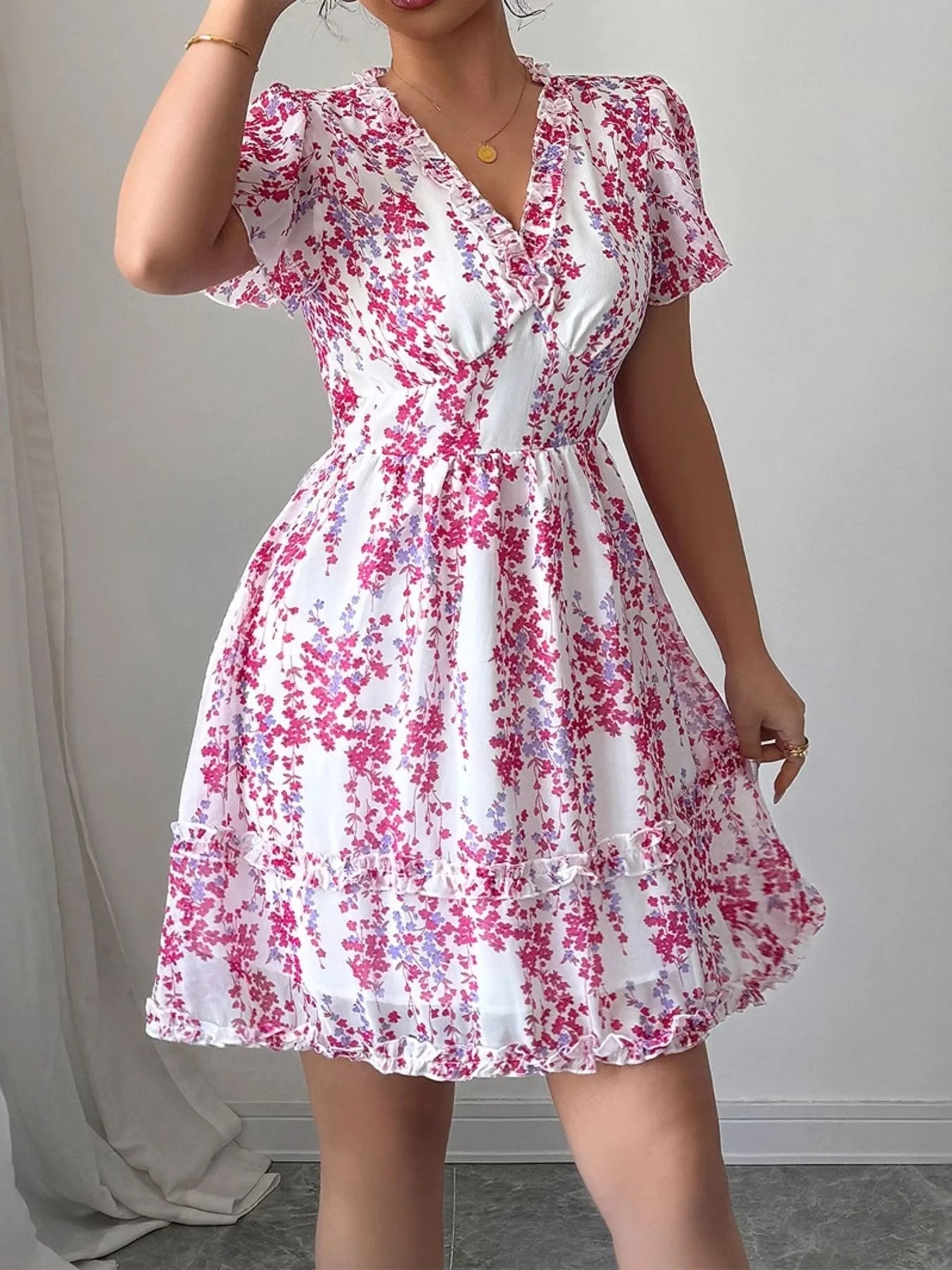 Jessel - Elegante minivestito incrociato con scollo a V e maniche a volant floreali