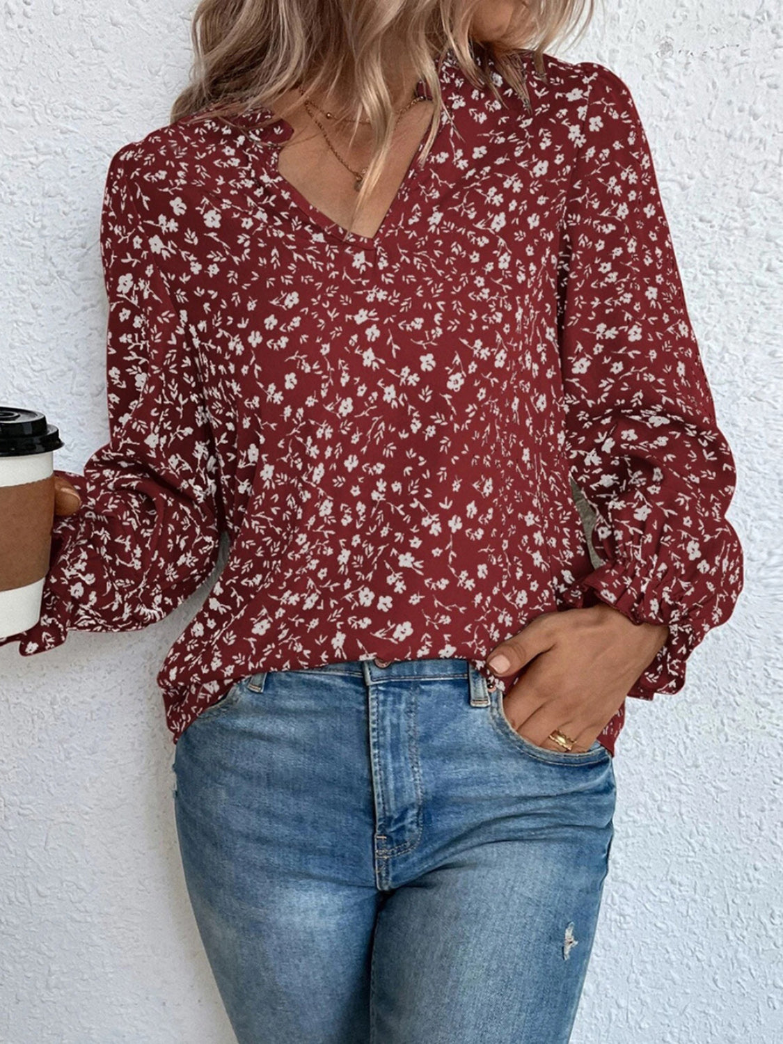 Valeria - Elegante blusa floreale a maniche lunghe con volant e scollo a V