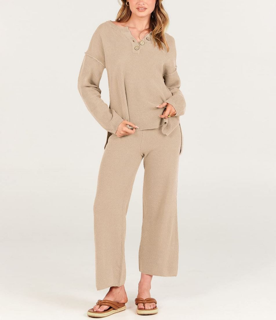 Lavina - Elegante completo maglia e pantalone con scollo a V e bottoni