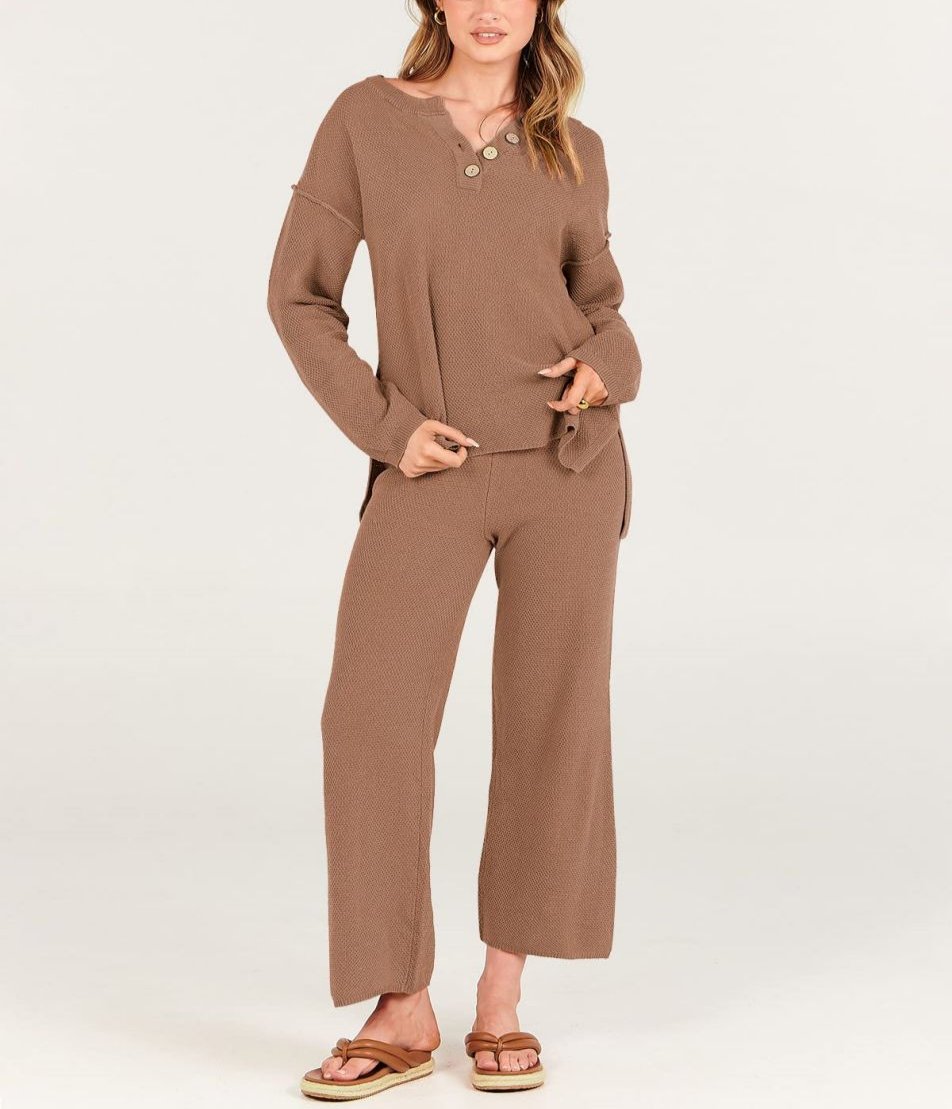 Lavina - Elegante completo maglia e pantalone con scollo a V e bottoni