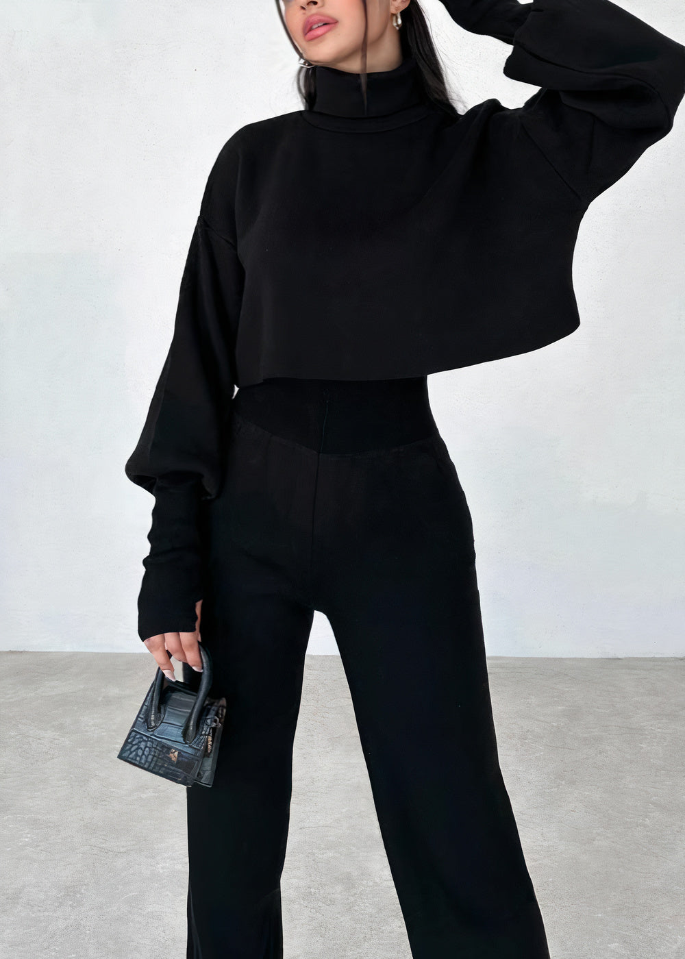 Vallory - Elegante completo con maglione corto a collo alto e pantaloni dritti