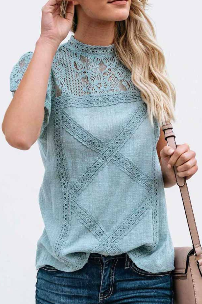 Laila - Blusa chic in pizzo geometrico a maniche corte
