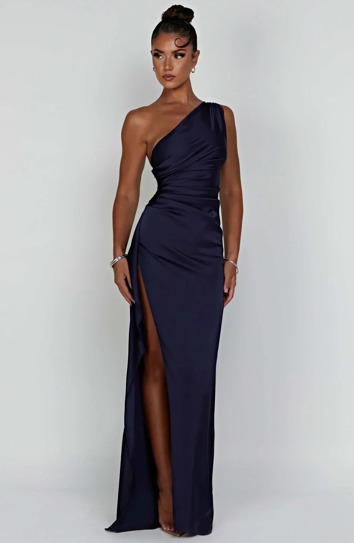 Malinda - Elegante abito monospalla in raso con spacco