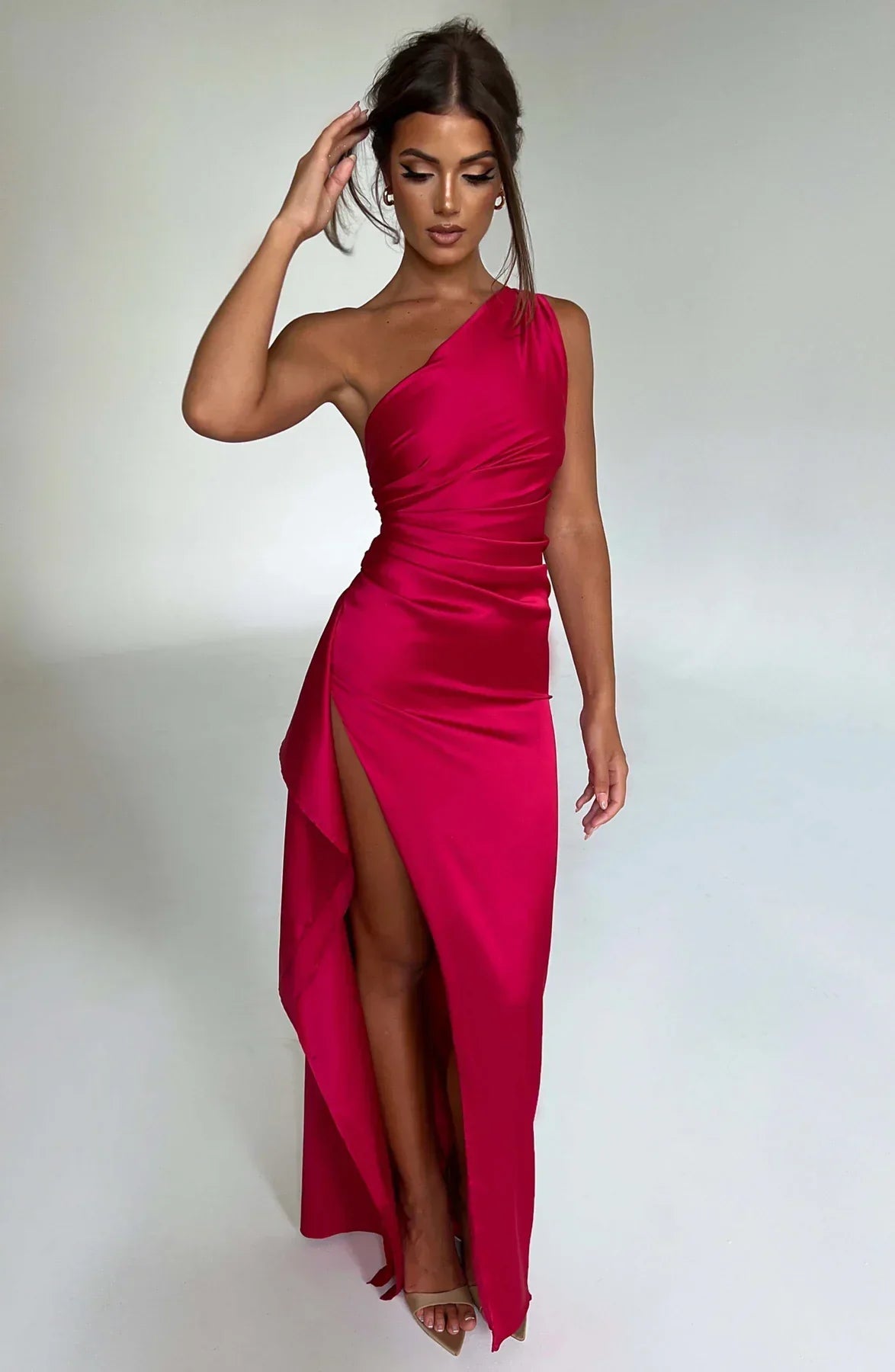 Malinda - Elegante abito monospalla in raso con spacco