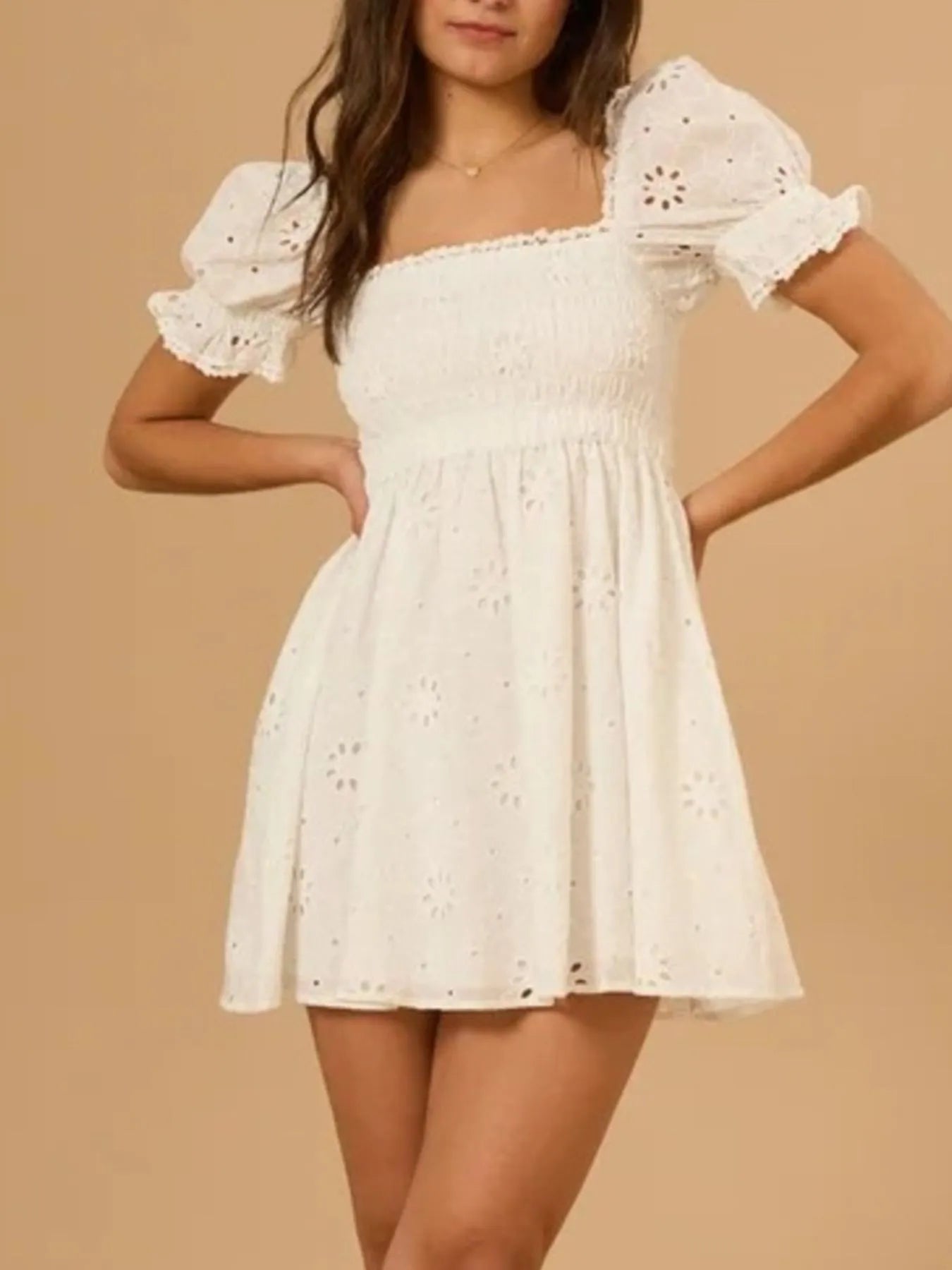 Emily - Minidress con maniche a sbuffo e schiena scoperta