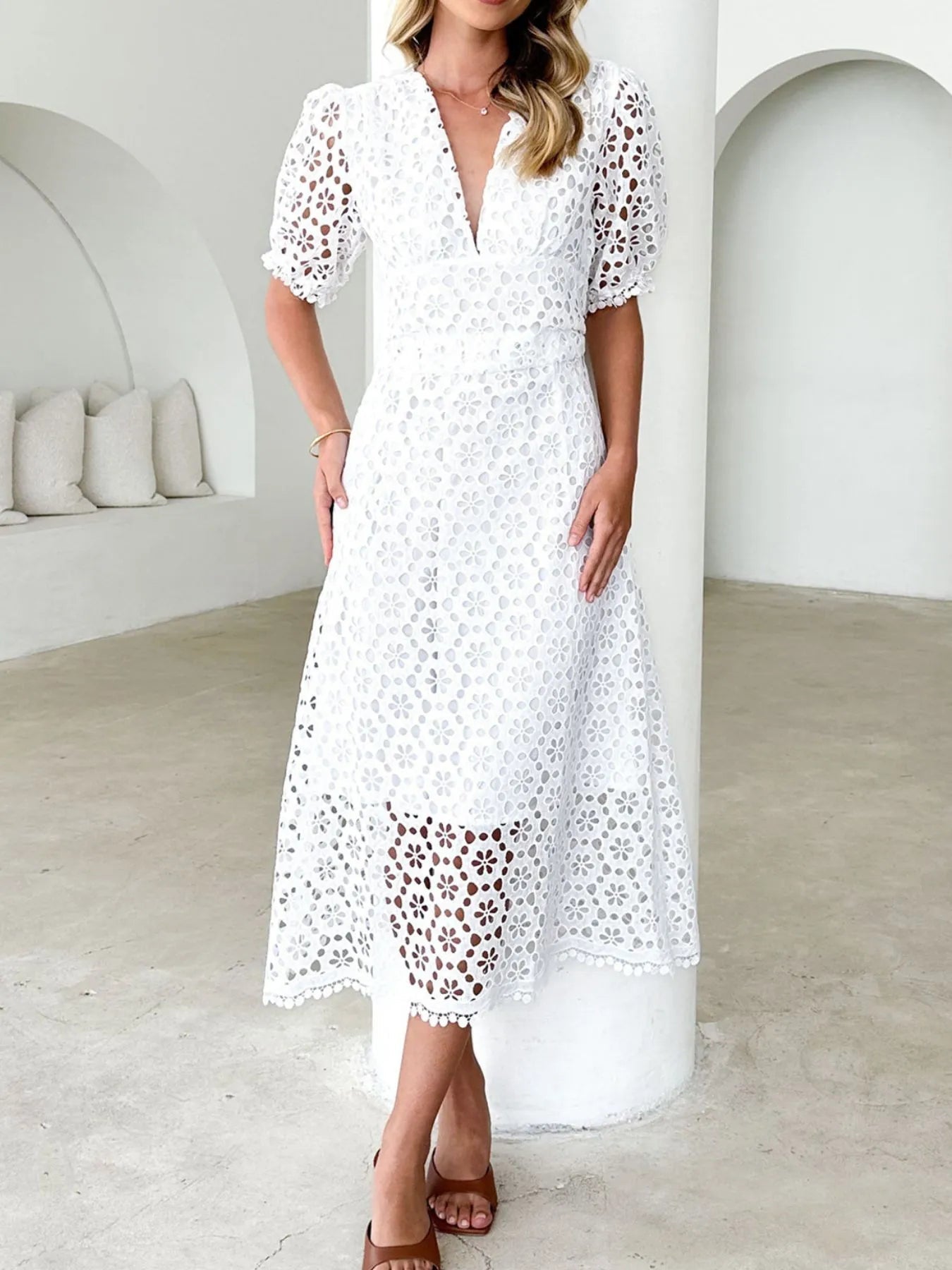 Mariel - Elegante abito midi in pizzo con scollo a V e maniche a sbuffo