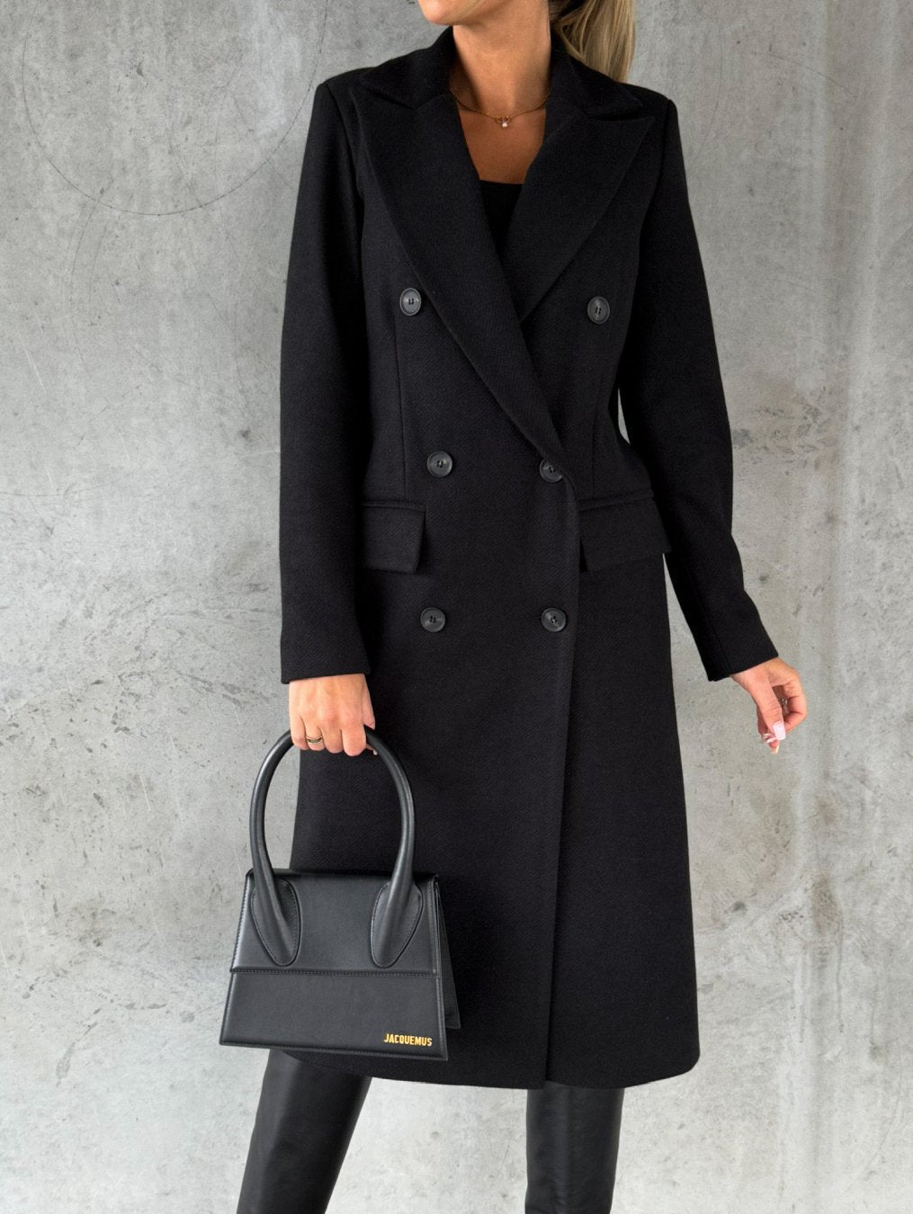 Casandra - Elegante e stiloso trench coat con bottoni
