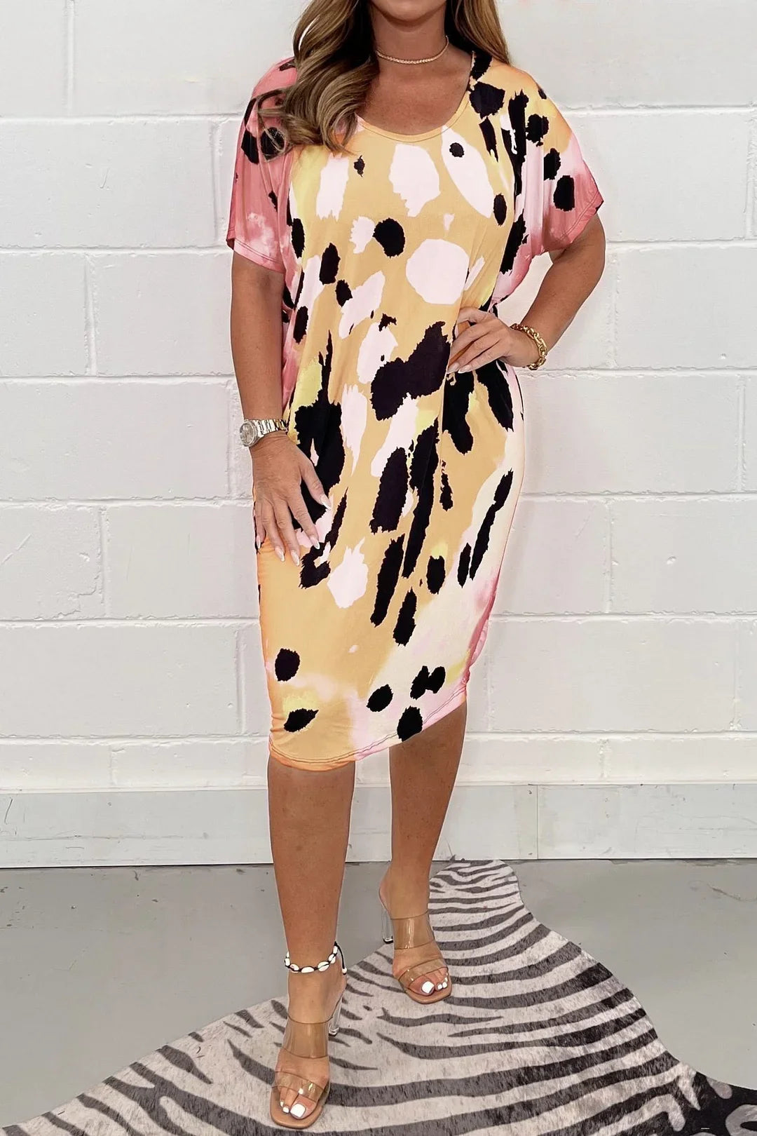 Abito oversize multicolore con cinturino a T e scollo rotondo stampato