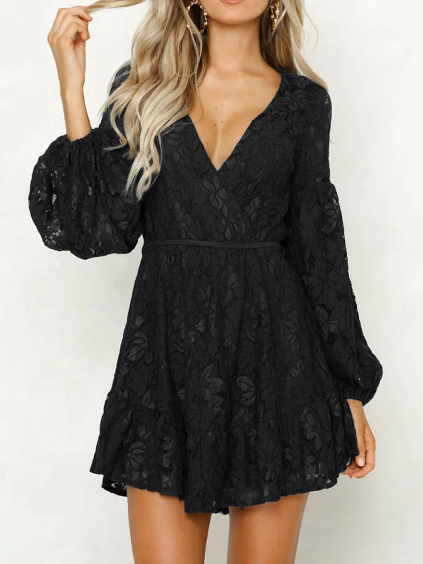 Patrice - Mini abito chic in pizzo con scollo a V profondo e maniche lunghe
