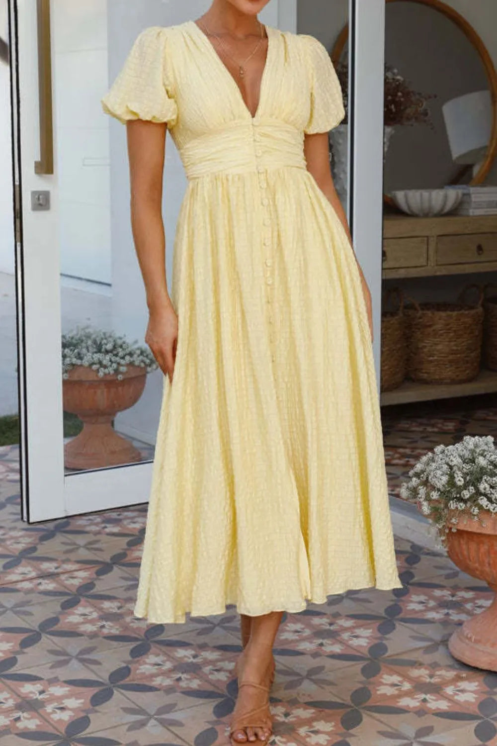 Clarissa - Elegante abito midi con scollo a V profondo e maniche corte a sbuffo
