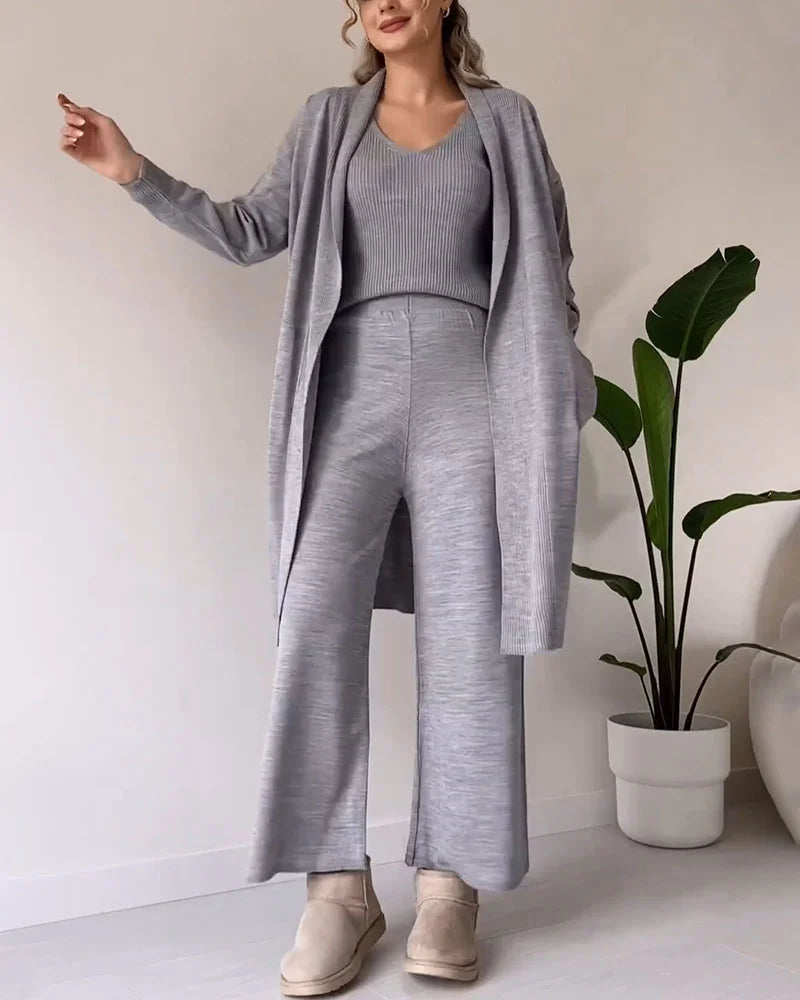 Thea - Elegante completo a tre pezzi con top smanicato, pantaloni e cardigan fluido