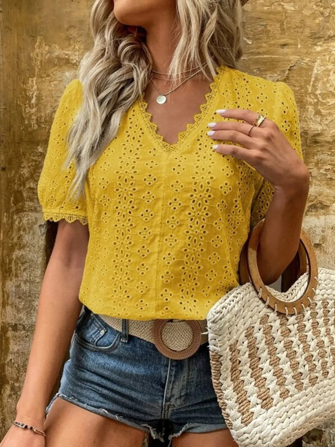 Jillian - Elegante blusa con scollo a V, maniche corte, occhielli e dettagli in pizzo