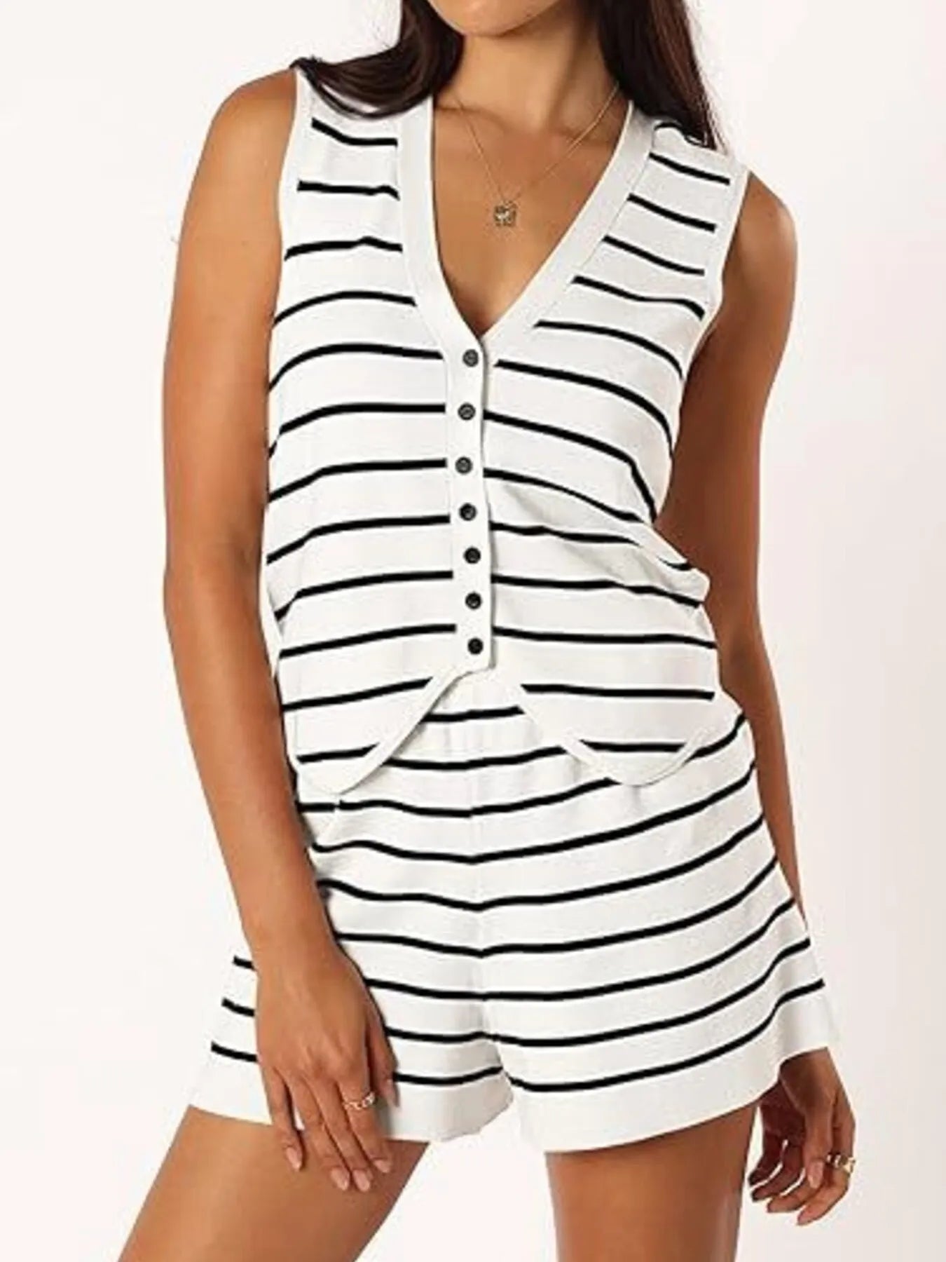 Amara - Completo casual con gilet a righe con bottoni e shorts