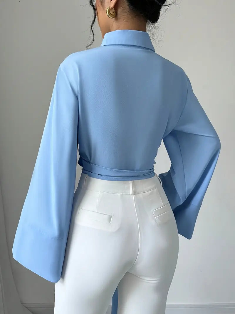 Celeste - Elegante top corto con maniche a campana e allacciatura sul davanti