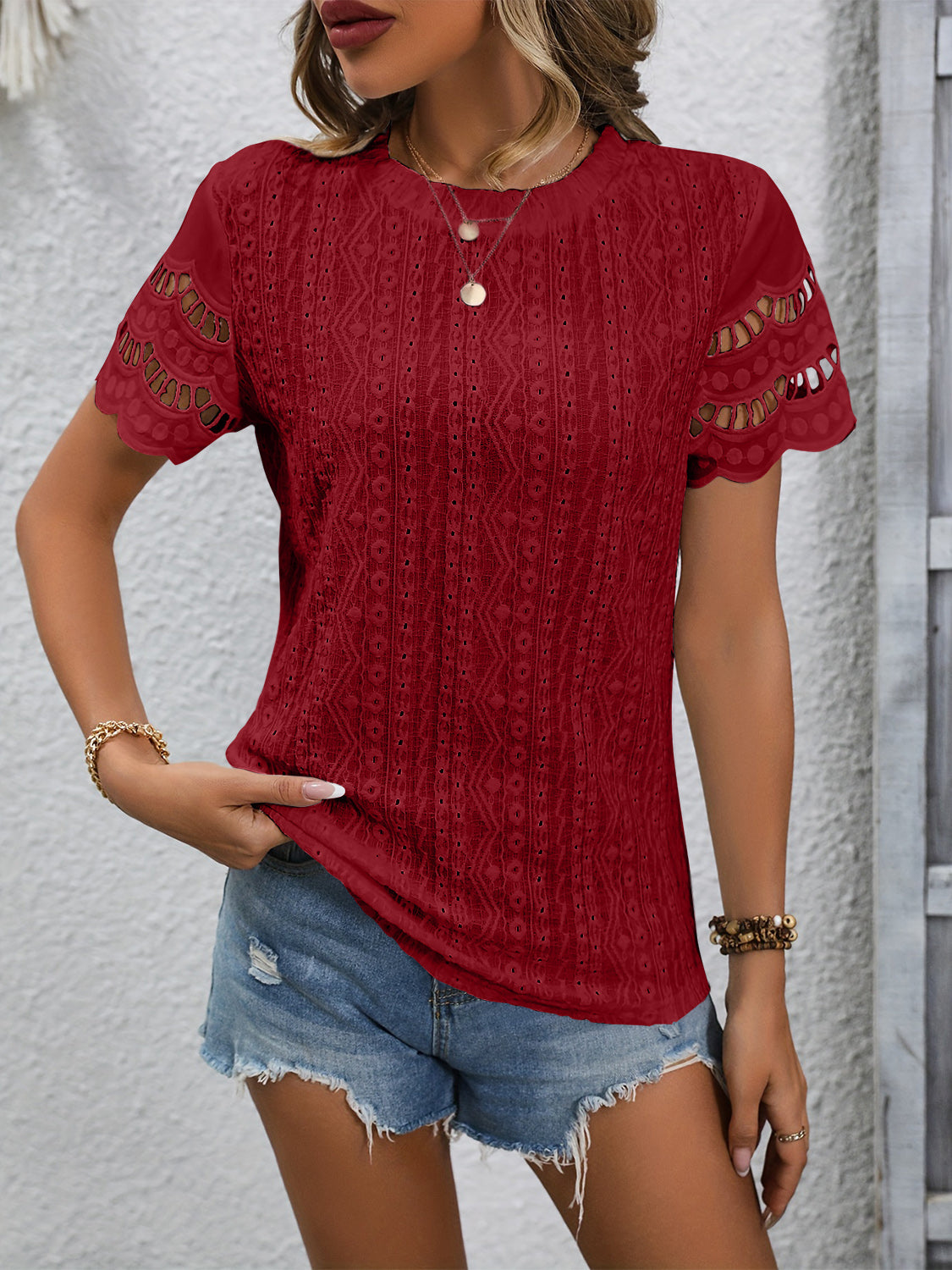 Gracie - Elegante top a maniche corte con scollo tondo e trafori ricamati
