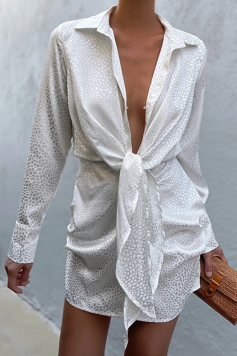 Zephyra - Elegante miniabito leopardato con collo alto e profondo scollo a V