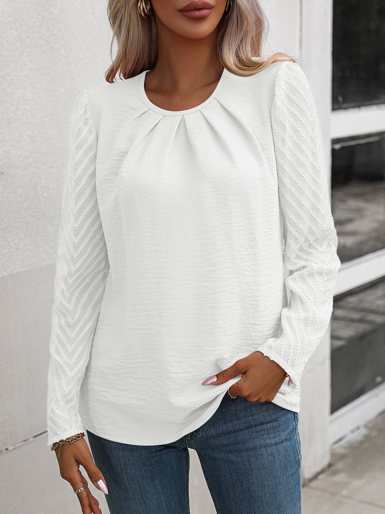 Annalise - Elegante blusa a maniche lunghe svasate con scollo rotondo arricciato
