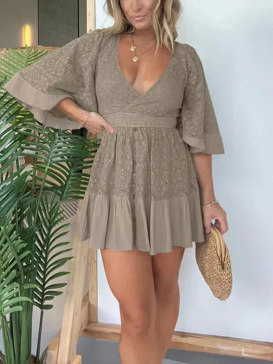Leonora - Elegante mini abito in pizzo con scollo a V e maniche a batwing
