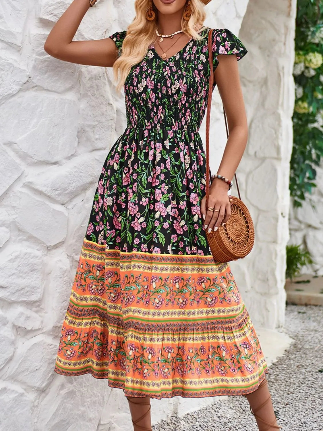 Cassandra - Elegante abito floreale con maniche a cappuccio