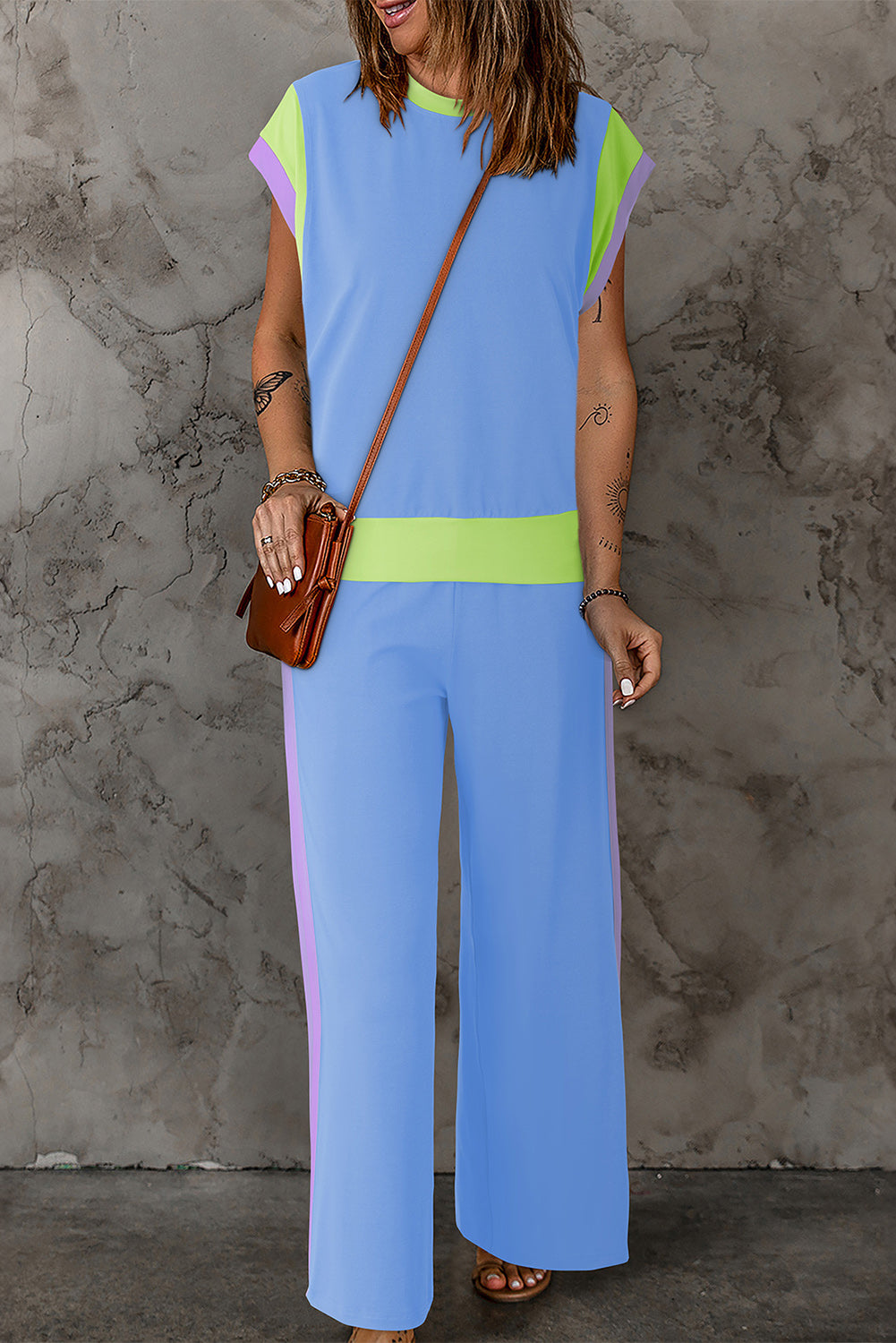 Krissy - Elegante completo con top e pantaloni larghi con scollo rotondo a contrasto