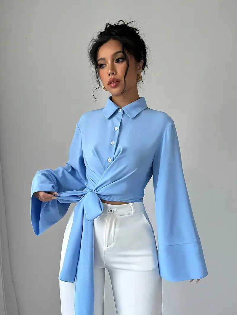 Celeste - Elegante top corto con maniche a campana e allacciatura sul davanti