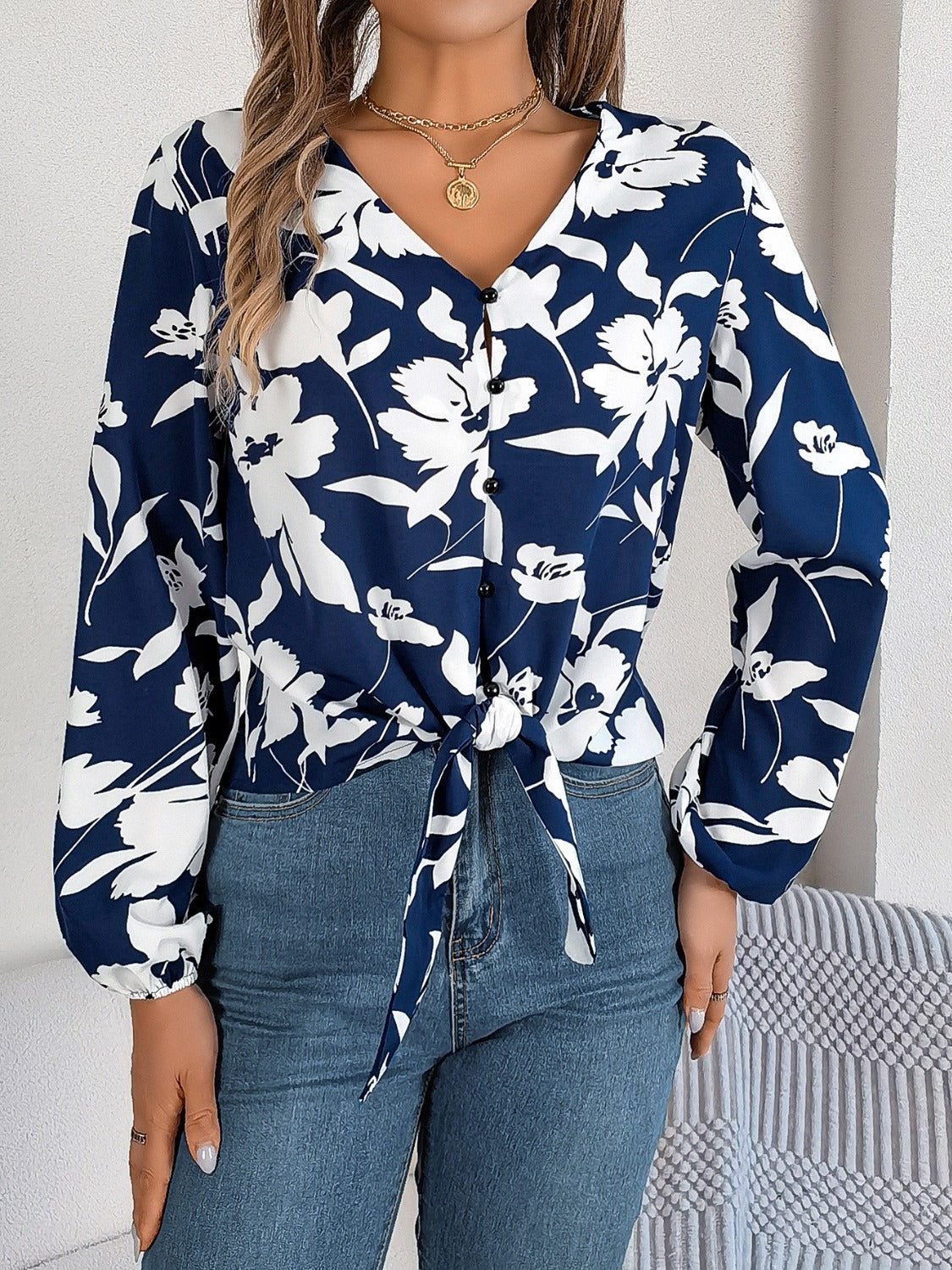Victoria - Elegante blouse stampata con scollo a V e maniche lunghe