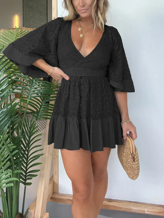 Leonora - Elegante mini abito in pizzo con scollo a V e maniche a batwing