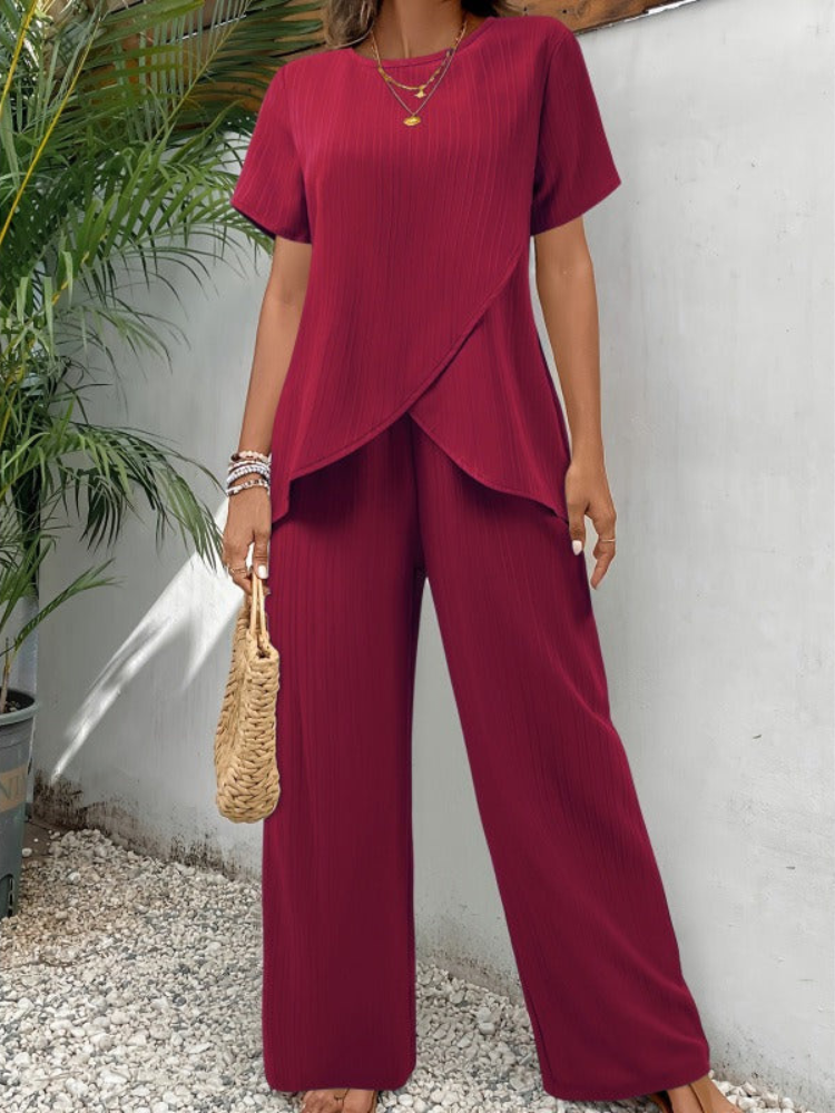 Emilee - Completo elegante con t-shirt e pantaloni in tessuto plissé