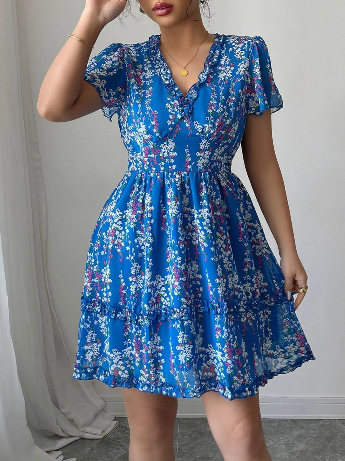 Jessel - Elegante minivestito incrociato con scollo a V e maniche a volant floreali