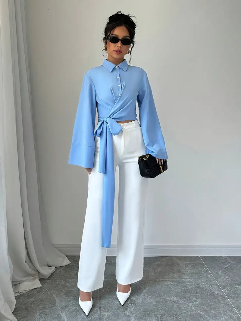 Celeste - Elegante top corto con maniche a campana e allacciatura sul davanti