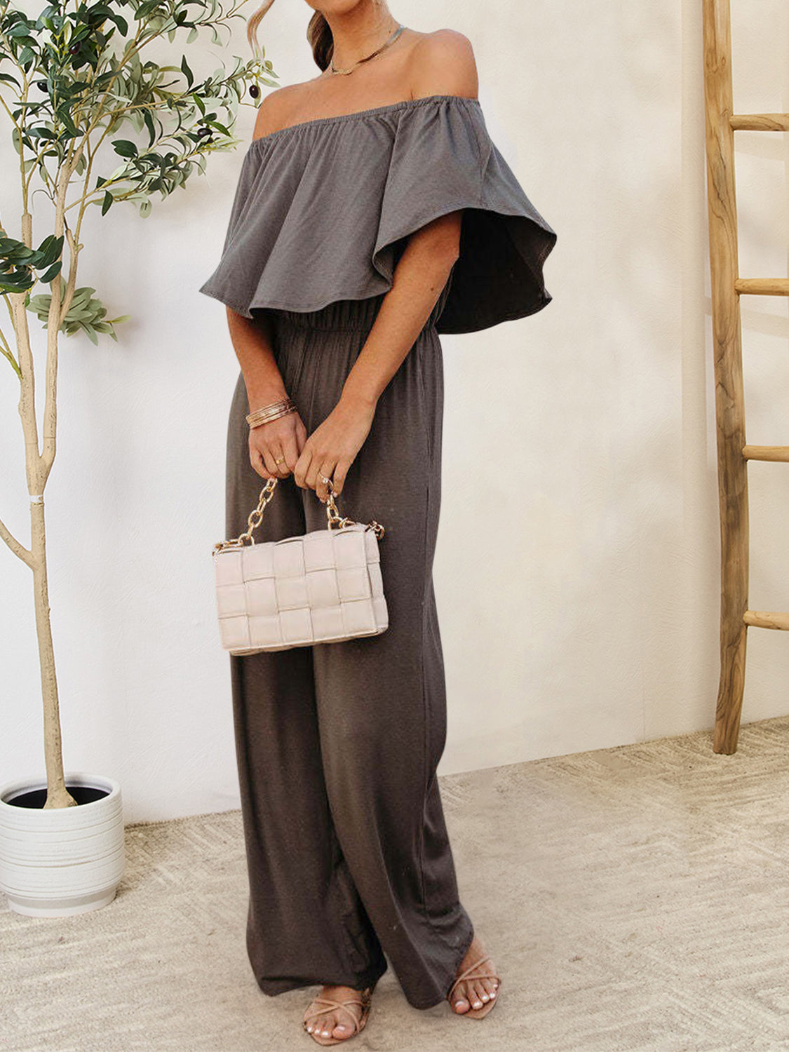 Judith - Elegante tuta off-shoulder a gamba dritta con volant