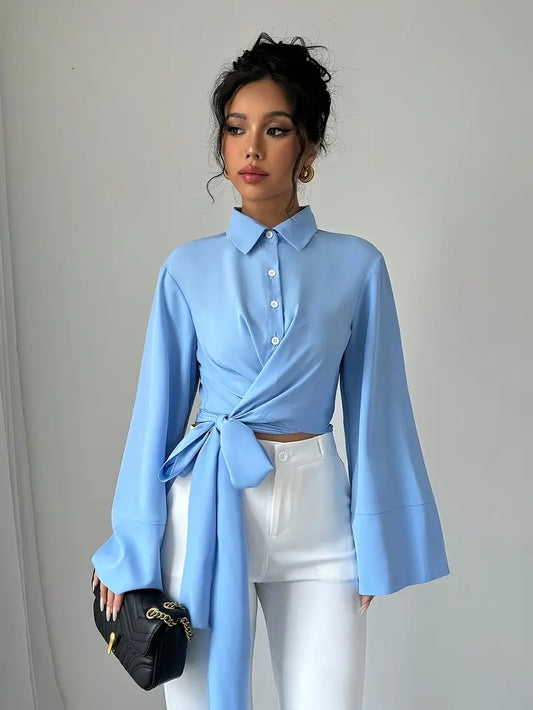Celeste - Elegante top corto con maniche a campana e allacciatura sul davanti