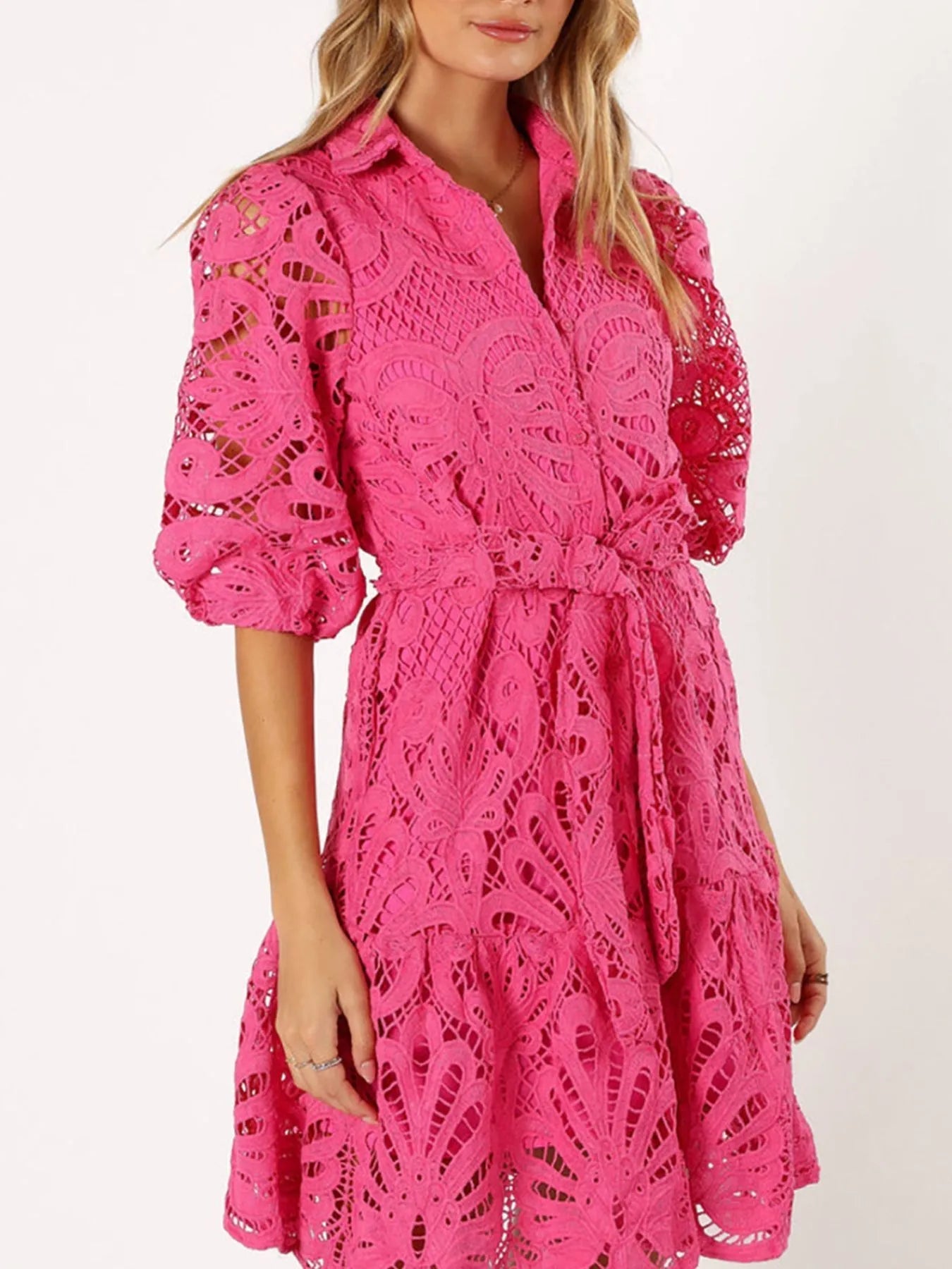 Eileen - Elegante mini abito in pizzo con cintura annodata e manica a metà