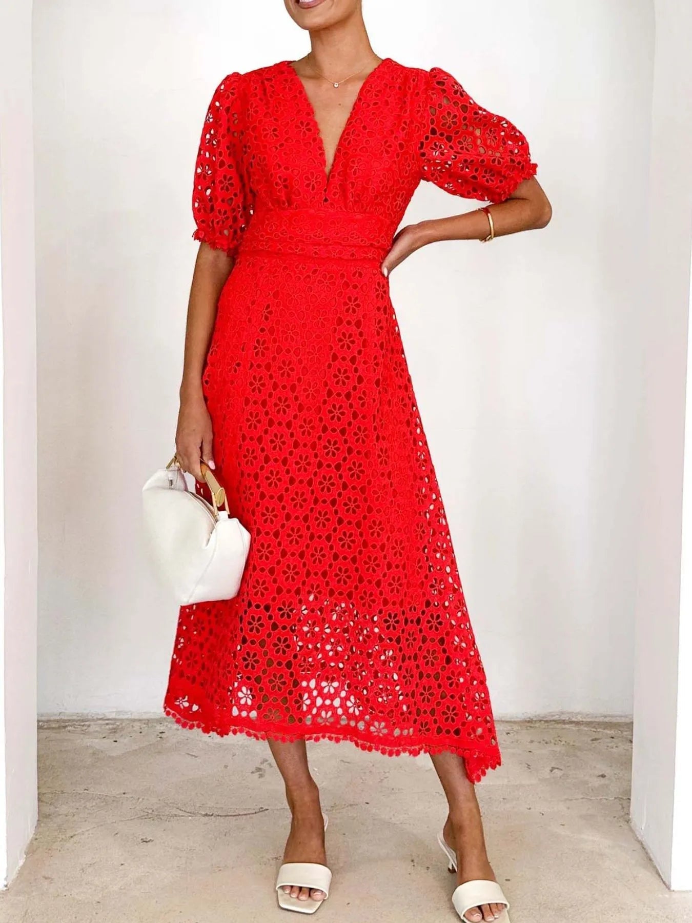 Mariel - Elegante abito midi in pizzo con scollo a V e maniche a sbuffo