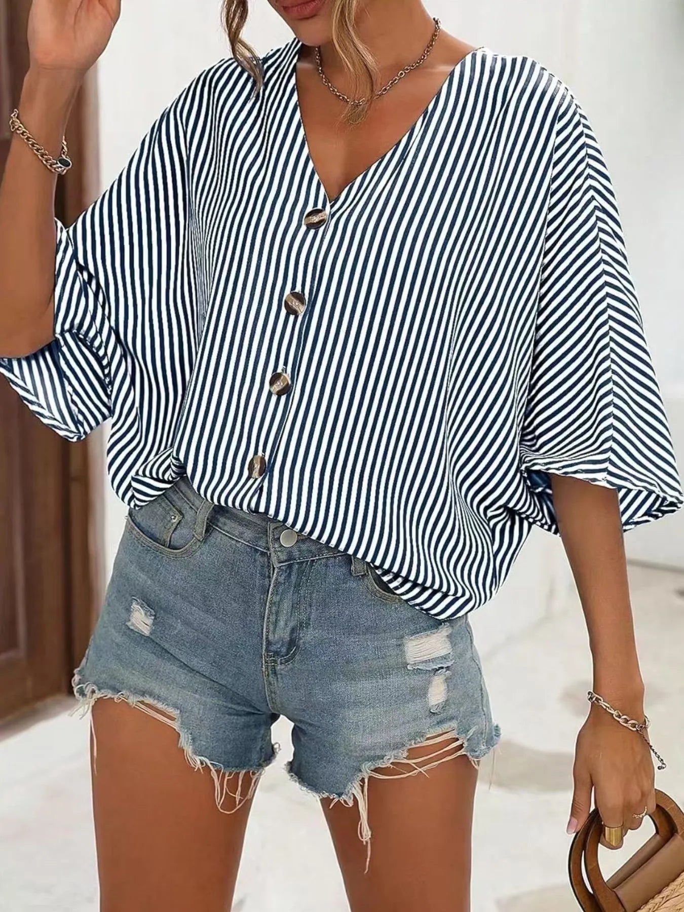 Addison - Blusa a righe con scollo a V, bottoni e maniche pipistrello