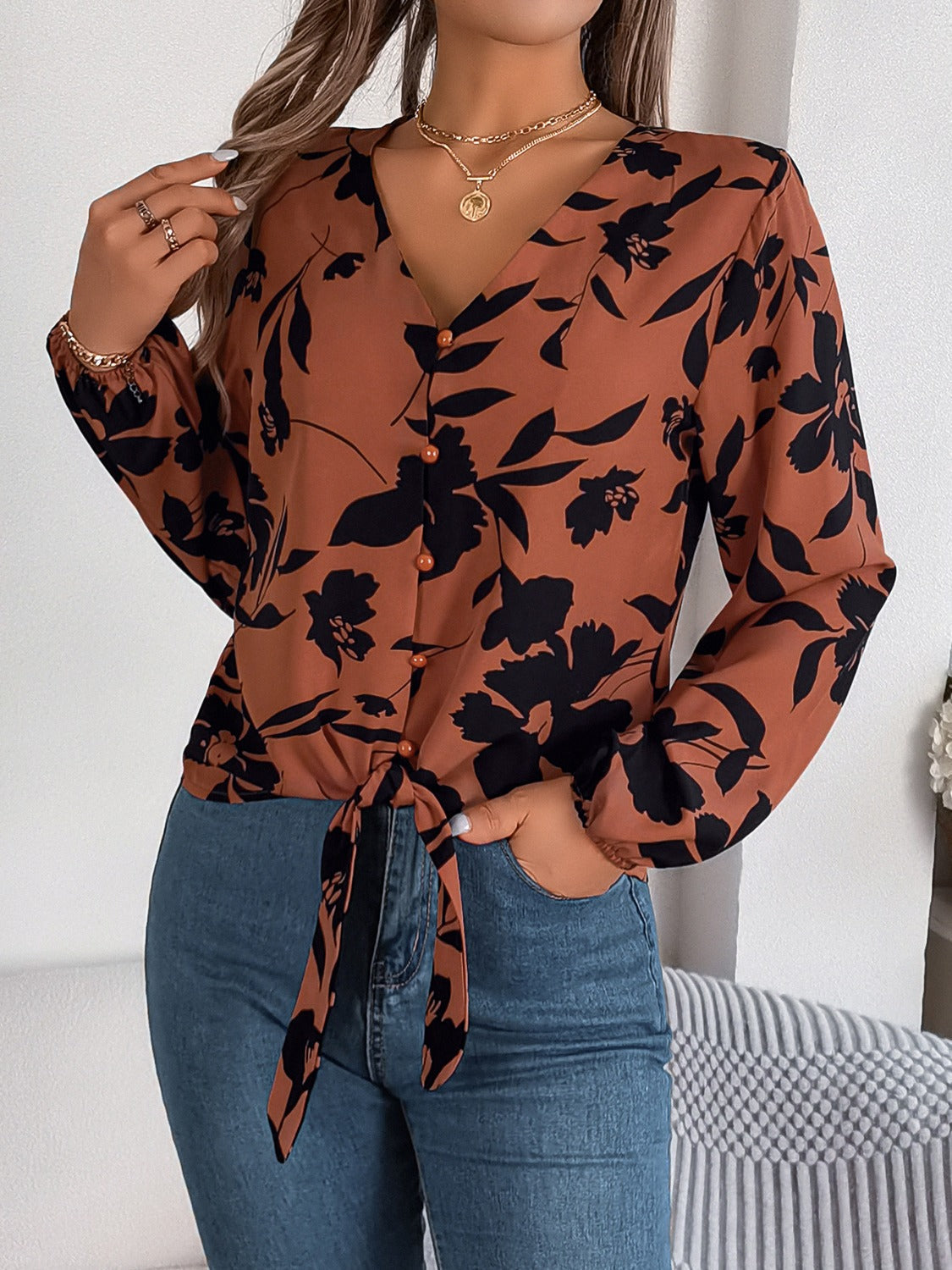 Victoria - Elegante blouse stampata con scollo a V e maniche lunghe