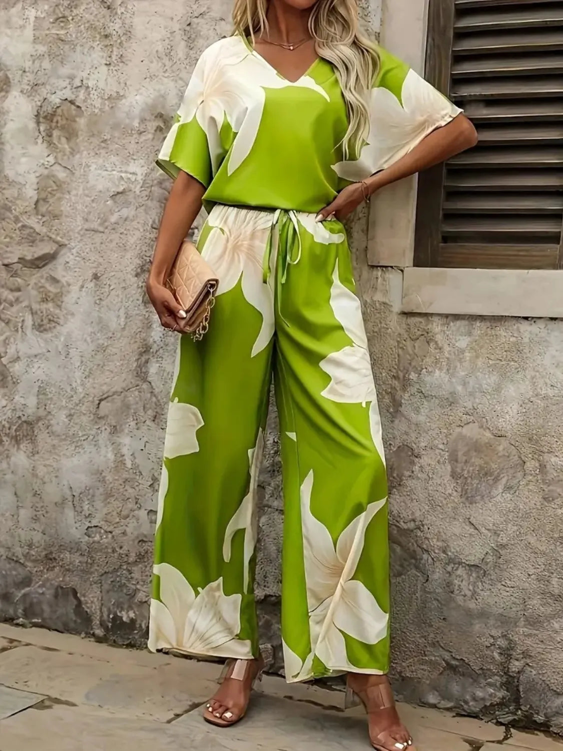 Estelle - Elegante completo con blusa scollo a V e pantaloni a gamba larga con stampa floreale
