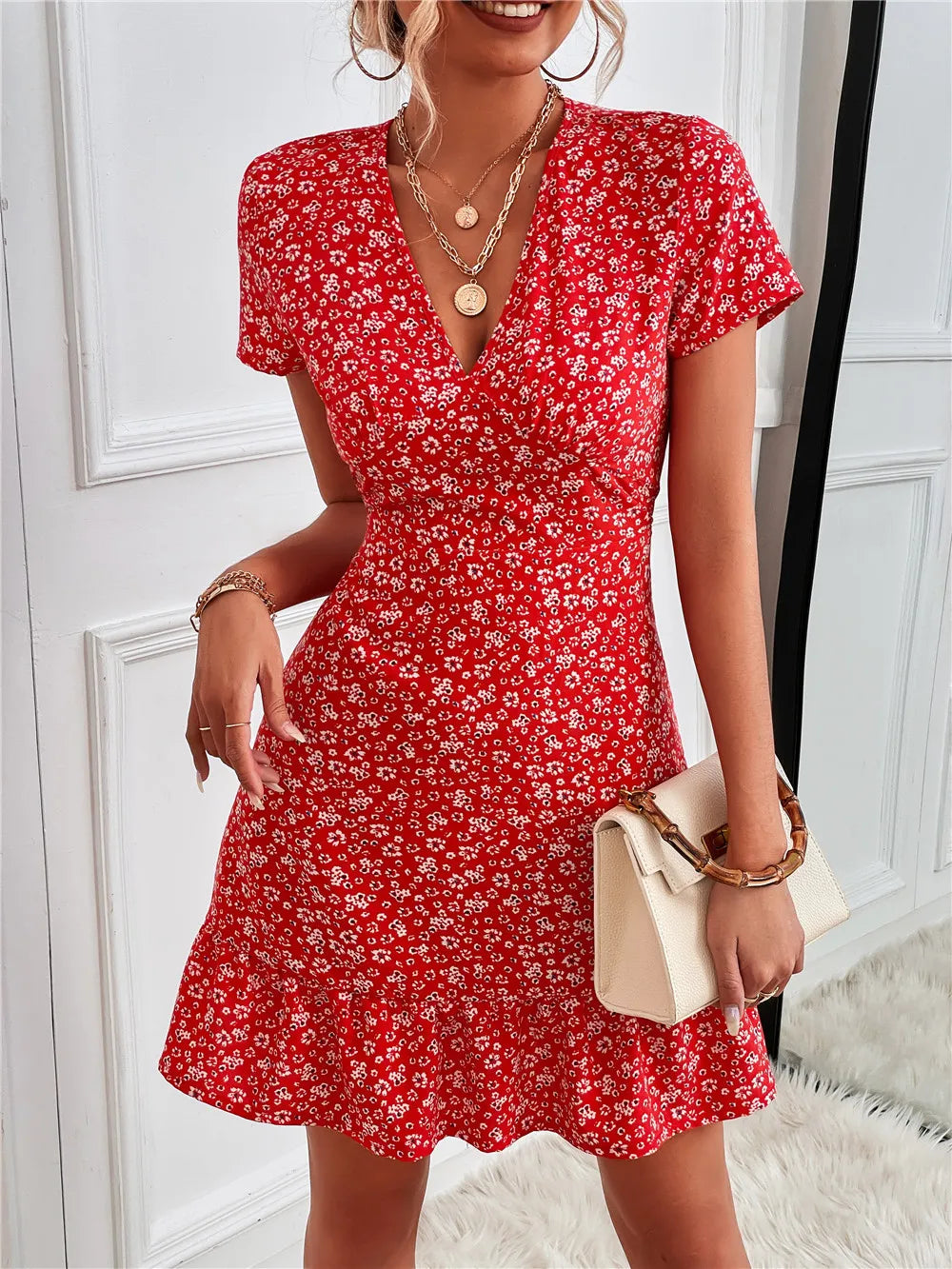 Martha - Mini abito floreale chic con volant sull’orlo e scollo a V
