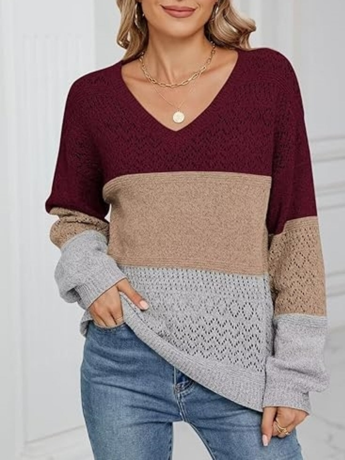Hannela - Elegante maglione a V con righe traforate