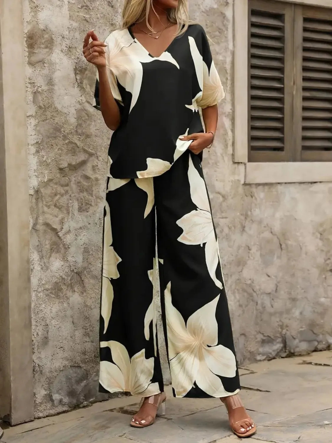 Estelle - Elegante completo con blusa scollo a V e pantaloni a gamba larga con stampa floreale