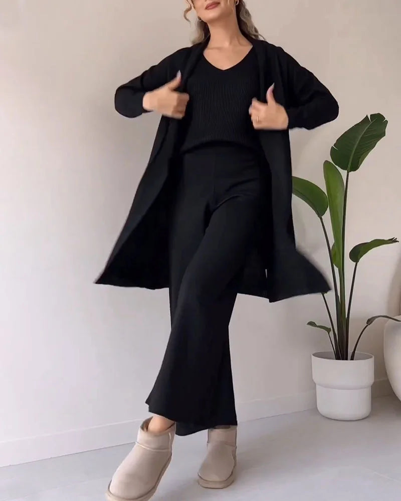 Thea - Elegante completo a tre pezzi con top smanicato, pantaloni e cardigan fluido