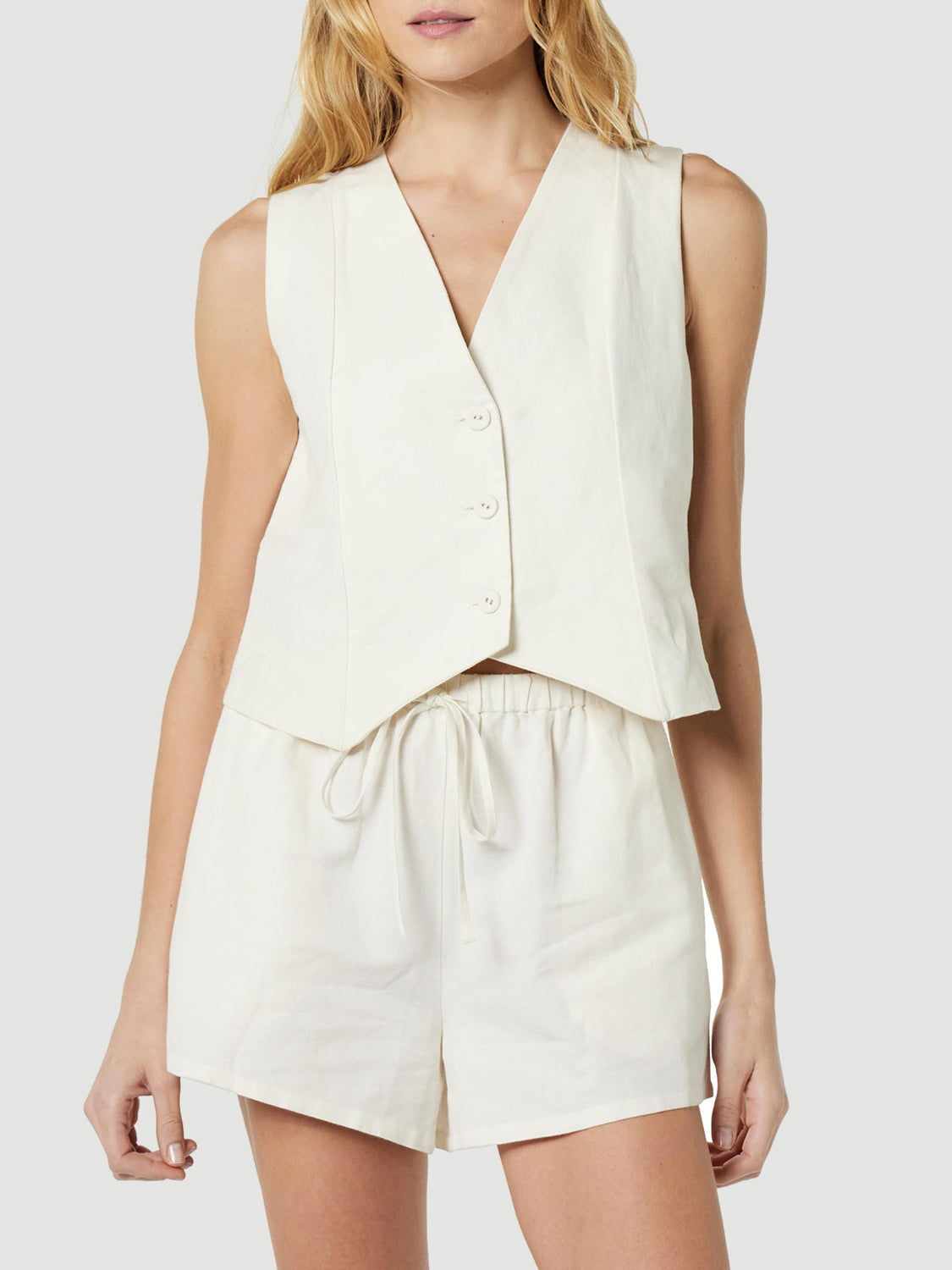 Reyna - Elegante completo con top smanicato a V con bottoni e pantaloncini con tasche